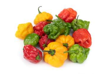 Beyaz arka planda taze acı biberler..