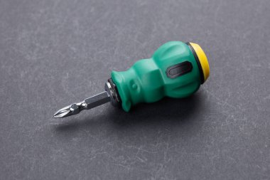 Koyu arkaplanda bit olan güdük tornavida.