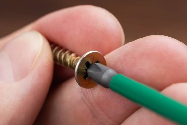 İşçinin eli ve yakın çekim..