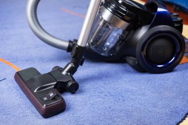 Odada halı fırçası olan modern elektrikli süpürge..