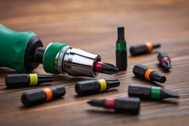 Tornavida farklı şekil ve boyutlarda bahşiş verir. Manüel tornavida ve değiştirilebilir parçaların kümesi. Kesinlik Tornavida Çantası. Çelik Hassas Manyetik Parçalar