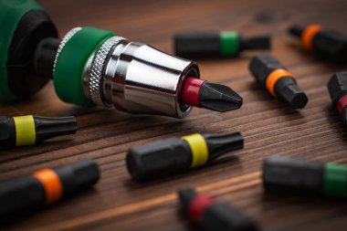 Tornavida farklı şekil ve boyutlarda bahşiş verir. Manüel tornavida ve değiştirilebilir parçaların kümesi. Kesinlik Tornavida Çantası. Çelik Hassas Manyetik Parçalar