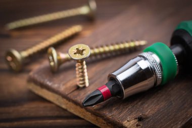 Tornavidayla tahta yüzeye vida takmak. DIY kavramı.