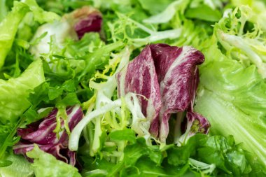 Yığılmış alan yeşil taze karışık salata görünümü kapatın.