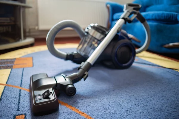 Odada halı fırçası olan modern elektrikli süpürge..