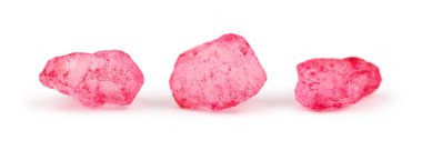 Beyaz arka planda pembe banyo tuz kristallerini kapat.