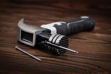 çekiç ve çivi ahşap yüzeyde.