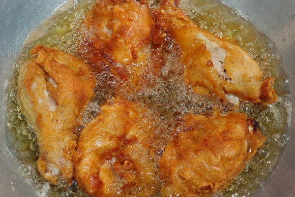 Potongan Ayam Digoreng Dalam Panci Minyak Mendidih Hal Ini Kuning — Stok Foto