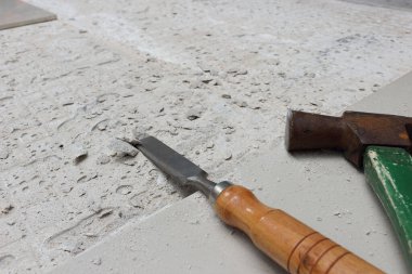 Çekiç ve odun keskisi için çekiç yeni döşenen bölgenin yanına yerleştiriliyor..