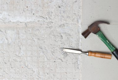 Çekiç ve odun keskisi için çekiç yeni döşenen bölgenin yanına yerleştiriliyor..