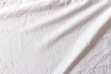 Beyaz gömlekteki kırışıklık ilginç bir şekil..