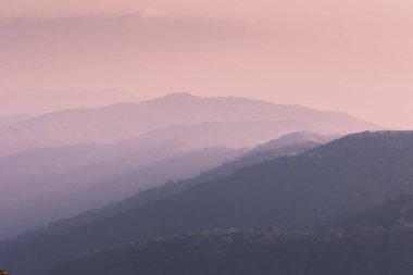 Manzara dağların çokluğu kışın akşam gökyüzünü birbirine kattı.