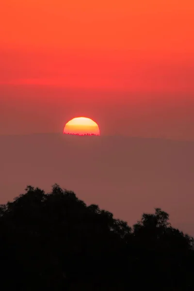 Felkelő Nap Tájképe Narancssárgán Ragyog Égen — Stock Fotó