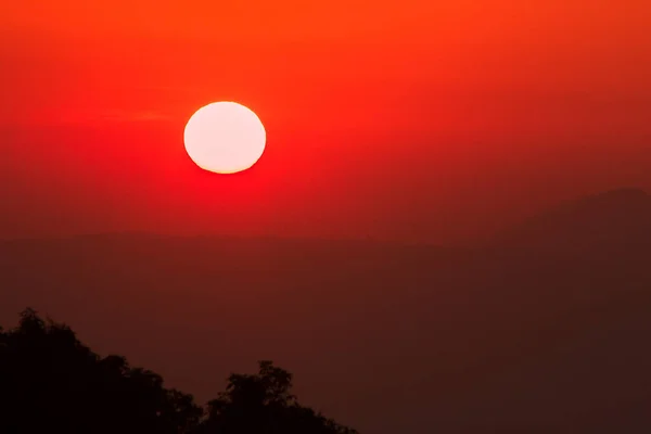 Paisaje Del Sol Naciente Brilla Naranja Resplandor Través Del Cielo — Foto de Stock