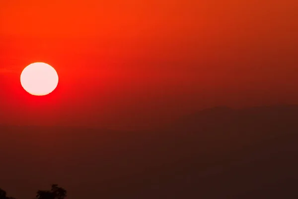 Paisagem Sol Nascente Brilha Laranja Através Céu — Fotografia de Stock