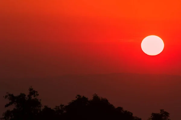 Пейзаж Висхідного Сонця Сяє Помаранчевим Сяйвом Через Небо — стокове фото