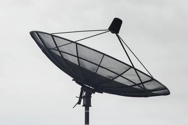 Güvertede Görüldüğü Üzere Binanın Dışına Uydu Anteni Yerleştirildi — Stok fotoğraf