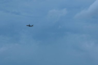 Uçak gökyüzünde süzülüyor