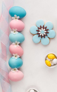 Paskalya yumurtaları, şekerleme ve bisküvi