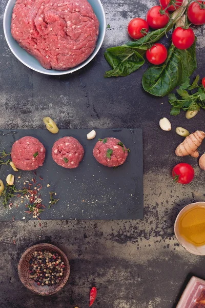 Raw meat balls and meat ball ingredients — Stock Photo, Image