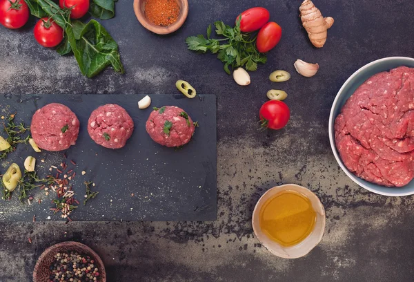 Bolas de carne cruda e ingredientes de bolas de carne — Foto de Stock