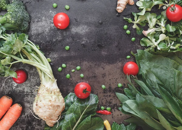 Свежие органические овощи на тёмном фоне — стоковое фото