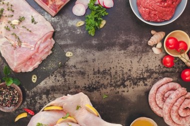 Beton zemin üzerine çeşitli çiğ et