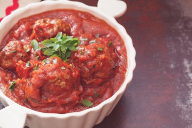 Baharatlı domates soslu köfte