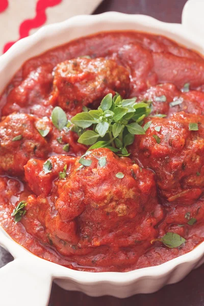 Klopsiki w pomidorem i sosem z czerwonego wina — Zdjęcie stockowe