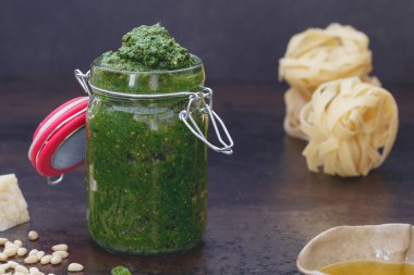 Fesleğen pesto ile çam fıstığı
