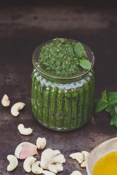 Cashew, Minze und Koriander-Pesto — Stockfoto