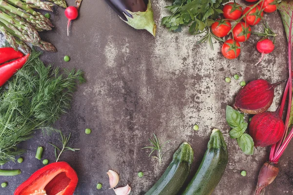 Différents légumes crus sur la table — Photo