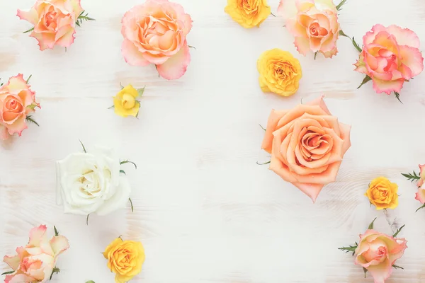 Rosas frescas sobre mesa de madera rústica — Foto de Stock