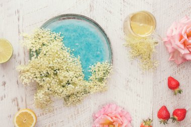Elderflower, gül ve çilek şerbet