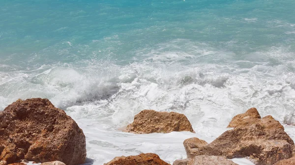 Deniz köpüğü sahilde, yakın çekim — Stok fotoğraf