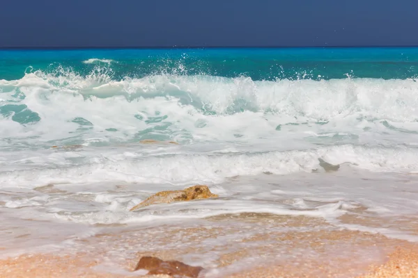 Renkli okyanus dalgaları ve kum — Stok fotoğraf