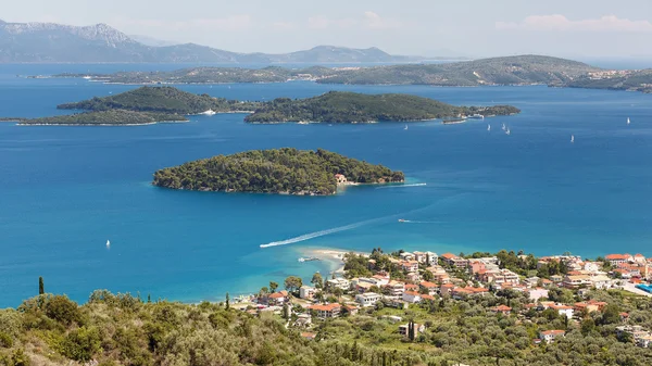 Nidri-Stadt, Yachthafen und kleinere Inseln, Insel Lefkada, Griechenland — Stockfoto