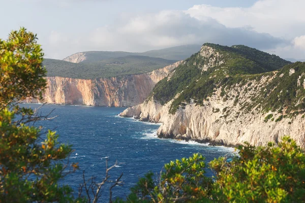 Insel Lefkada, Klippen an der Westküste und blaues Meer — Stockfoto