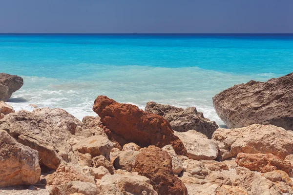 Kayalık plaj ve turkuaz mavi su İyon Denizi, Yunanistan — Stok fotoğraf