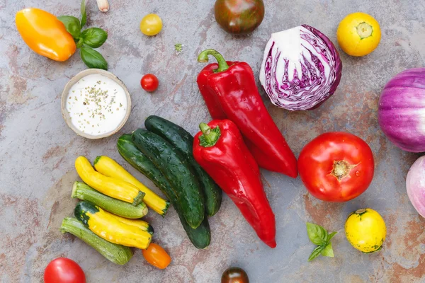 Baharatlı sos ile renkli sebze salatası için malzemeler — Stok fotoğraf