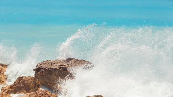 Lefkada kıyısında kayalık plaj — Stok fotoğraf