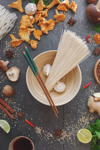 Asijské vaření složky s hůlkami — Stock fotografie