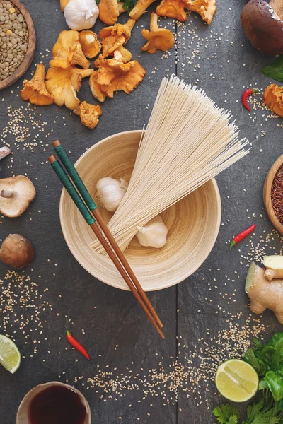 Ingrédients de cuisine asiatique avec baguettes — Photo