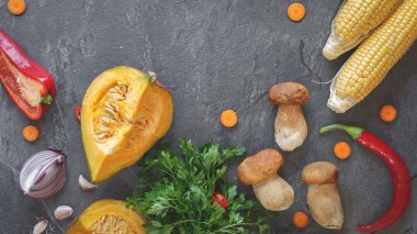 Sonbahar taze sebze ve mantar ile mutfak arka plan