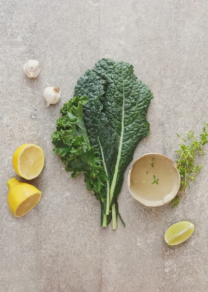 Kale saláta, fokhagymás, citromos dresszinggel — Stock Fotó