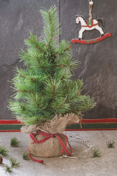 Árbol de Navidad envuelto en arpillera —  Fotos de Stock