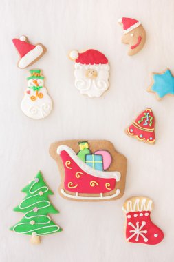 Tatil gingerbread çerezleri Kraliyet buzlanma ile dekore edilmiştir.