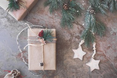 Noel hediyesi kahverengi kağıt 