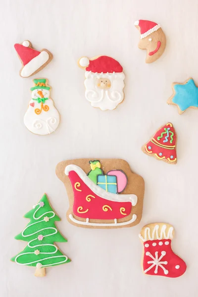왕 착 빙으로 장식 된 크리스마스 진저 쿠키 — 스톡 사진