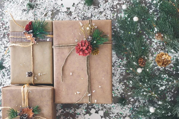 Χριστουγεννιάτικα δώρα τυλιγμένα με κορδόνι — Φωτογραφία Αρχείου